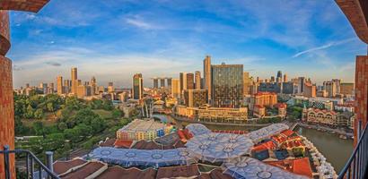 Panoramablick aus der Vogelperspektive auf die Skyline von Singapur und das Unterhaltungsviertel Clarke Quay foto