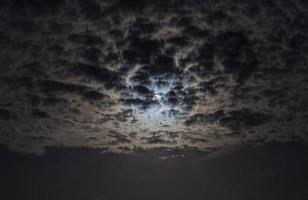 Nahaufnahme des glänzenden Vollmonds mit Cirrostratus-Wolken foto