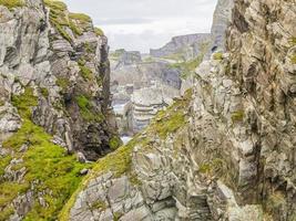 Schroffe Steilküste am Mizen Head Lighthouse im Südwesten Irlands tagsüber foto