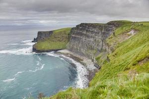 blick über die klippenlinie der klippen von moher in irland tagsüber foto