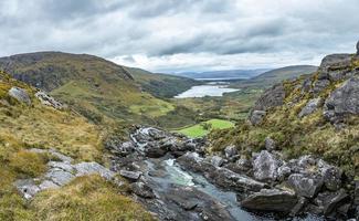 typische irische Landschaft mit grünen Wiesen und schroffen Bergen tagsüber foto