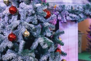 weihnachtsbaumhintergrund für fest, weihnachten und frohes neues jahr. Feiertagsgeschenk-Austauschveranstaltung mit Kopie foto