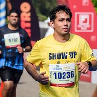 neu delhi, indien - 16. oktober 2022 - vedanta delhi halbmarathonrennen nach covid, bei dem die marathonteilnehmer kurz vor dem überqueren der ziellinie stehen, delhi halbmarathon 2022 foto