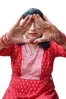 schöne frau, die sich als indische tradition mit henna-mehndi-design auf beiden händen verkleidet hat, um das große fest von karwa chauth mit einfachem weißem hintergrund zu feiern foto