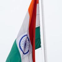 Indien-Flagge, die hoch am Connaught-Platz mit Stolz auf den blauen Himmel fliegt, Indien-Flagge flattert, indische Flagge am Unabhängigkeitstag und Tag der Republik Indien, Schuss nach oben geneigt, indische Flagge schwenkend, Har Ghar Tiranga foto