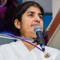 neu delhi, indien, 16. oktober 2022 - bk shivani während der meditationssitzung, shivani verma, besser bekannt als bk shivani, ist ein lehrer in der brahma kumaris spirituellen yoga- und meditationsbewegung in indien foto