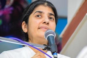 neu delhi, indien, 16. oktober 2022 - bk shivani während der meditationssitzung, shivani verma, besser bekannt als bk shivani, ist ein lehrer in der brahma kumaris spirituellen yoga- und meditationsbewegung in indien foto