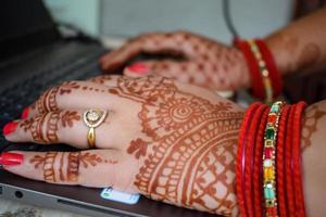 schöne frau, die sich als indische tradition mit henna-mehndi-design an beiden händen verkleidet hat, um das große fest von karwa chauth zu feiern, karwa chauth-feiern der indischen frau für ihren ehemann foto