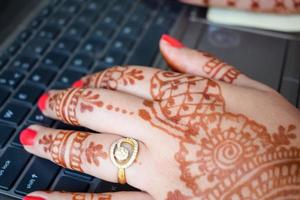 schöne frau, die sich als indische tradition mit henna-mehndi-design an beiden händen verkleidet hat, um das große fest von karwa chauth zu feiern, karwa chauth-feiern der indischen frau für ihren ehemann foto