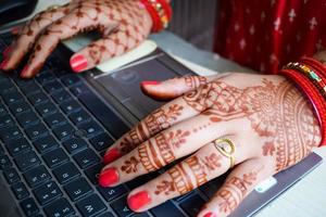 schöne frau, die sich als indische tradition mit henna-mehndi-design an beiden händen verkleidet hat, um das große fest von karwa chauth zu feiern, karwa chauth-feiern der indischen frau für ihren ehemann foto