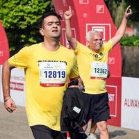 neu delhi, indien - 16. oktober 2022 - vedanta delhi halbmarathonrennen nach covid, bei dem die marathonteilnehmer kurz vor dem überqueren der ziellinie stehen, delhi halbmarathon 2022 foto