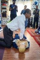 delhi, indien - 19. november 2022 - menschlicher dummy liegt während des ersten-hilfe-trainings auf dem boden - kardiopulmonale wiederbelebung. Erste-Hilfe-Kurs auf cpr-Dummy, cpr-Erste-Hilfe-Trainingskonzept foto