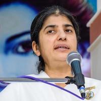 neu delhi, indien, 16. oktober 2022 - bk shivani während der meditationssitzung, shivani verma, besser bekannt als bk shivani, ist ein lehrer in der brahma kumaris spirituellen yoga- und meditationsbewegung in indien foto