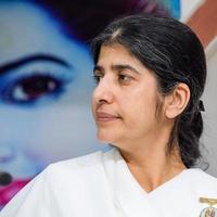 neu delhi, indien, 16. oktober 2022 - bk shivani während der meditationssitzung, shivani verma, besser bekannt als bk shivani, ist ein lehrer in der brahma kumaris spirituellen yoga- und meditationsbewegung in indien foto