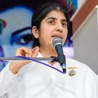 neu delhi, indien, 16. oktober 2022 - bk shivani während der meditationssitzung, shivani verma, besser bekannt als bk shivani, ist ein lehrer in der brahma kumaris spirituellen yoga- und meditationsbewegung in indien foto