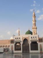 schöne tagsüber ansicht von masjid al nabawi, medinas grüner kuppel, minaretten und moscheehof. foto
