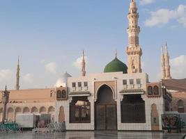 schöne tagsüber ansicht von masjid al nabawi, medinas grüner kuppel, minaretten und moscheehof. foto