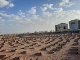 medina, saudi-arabien, dezember 2022 - ein abendlicher blick auf den friedhof jannat al-baqi, der sich in einiger entfernung von masjid al-nabawi befindet. foto