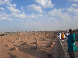 medina, saudi-arabien, dezember 2022 - ein abendlicher blick auf den friedhof jannat al-baqi, der sich in einiger entfernung von masjid al-nabawi befindet. foto