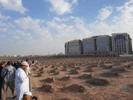 medina, saudi-arabien, dezember 2022 - ein abendlicher blick auf den friedhof jannat al-baqi, der sich in einiger entfernung von masjid al-nabawi befindet. foto