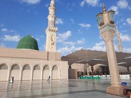 schöne tagesansicht der moschee des propheten - masjid al nabawi, medina, saudi-arabien. foto