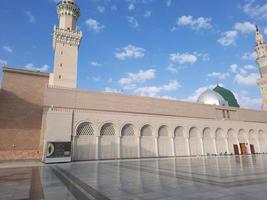 schöne tagesansicht der moschee des propheten - masjid al nabawi, medina, saudi-arabien. foto