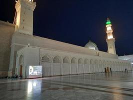 schöne aussicht auf masjid al-nabawi, medina, saudi-arabien in nachtlichtern. foto