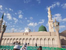 schöne tagsüber ansicht von masjid al nabawi, medinas grüner kuppel, minaretten und moscheehof. foto