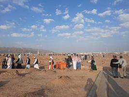 medina, saudi-arabien, dezember 2022 - ein abendlicher blick auf den friedhof jannat al-baqi, der sich in einiger entfernung von masjid al-nabawi befindet. foto