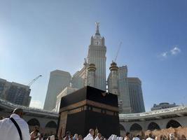 mekka, saudi-arabien, jan 2023 - schöne innenansicht der masjid al-haram, mekka, saudi-arabien. Pilger aus der ganzen Welt führen Tawaf durch. foto