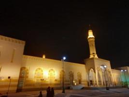 eine schöne nachtansicht der sayed al suhada moschee in medina, saudi-arabien. foto