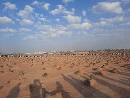 medina, saudi-arabien, dezember 2022 - ein abendlicher blick auf den friedhof jannat al-baqi, der sich in einiger entfernung von masjid al-nabawi befindet. foto