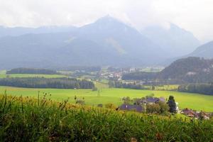 reise nach sankt-wolfgang, österreich. der blick auf die grüne wiese mit den bergen im hintergrund. foto