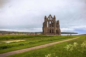 gotische abtei von whitby, england. foto