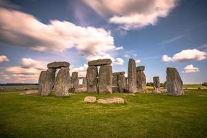 antike ruinen der druidenstätte stonehenge auf der ebene von salisbury, england. foto