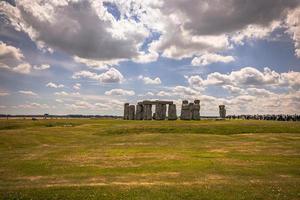 antike ruinen der druidenstätte stonehenge auf der ebene von salisbury, england. foto