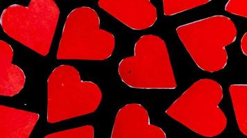 rotes Herz auf schwarzem Hintergrund zum Valentinstag foto