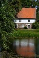 alte Häuser in der lettischen Landschaft foto