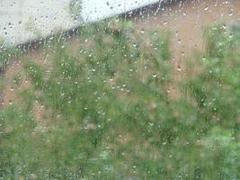 Regentage Regentropfen auf der Fensteroberfläche foto