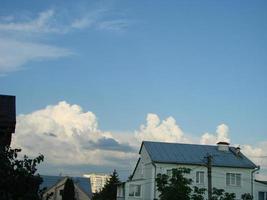 natürlichen Hintergrund. schöner Rahmen aus Baumkronen. bewölkter blauer Himmel. sonniger Sommertag foto