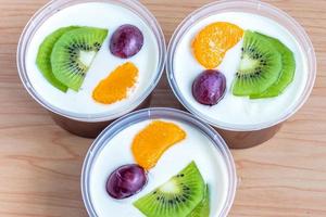 fruchtiger Milchpudding, süßes Schokoladen-Seidenpudding-Dessert mit Fruchtbelag foto