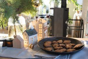 festliche weihnachtsdekoration am tisch, hausgemachte kuchen zum frühstück, bäckereikekse. gemütliches Zuhause, Weihnachtsbaum mit Lichterketten. neujahr, weihnachtsstimmung foto