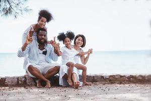 glückliche afroamerikanische familie, die zusammen genießt. urlaub entspannen zeit konzept. foto