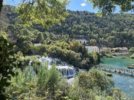 Wasserfallfotografie, Naturfoto, Parklandschaft, Reisen, Erkunden, Waldbäume, Wanderweg foto