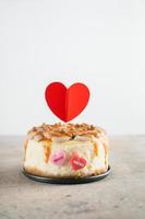 Käsekuchen dekoriert mit kleinen Herzen Topper. Valentinstag-Konzept. muttertag hintergrund. Platz kopieren foto