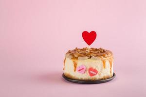 Valentinstag-Konzept. kleiner Bento-Käsekuchen, verziert mit kleinen Herzen. Platz kopieren foto