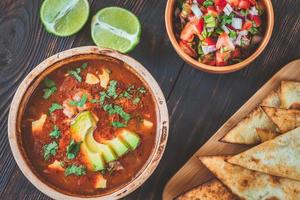 schüssel mit würziger mexikanischer suppe foto