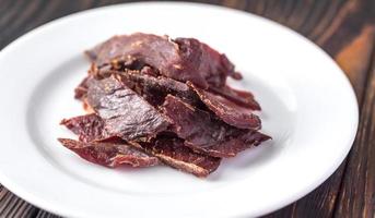 Beef Jerky auf dem weißen Teller foto