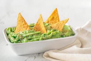 Schüssel Guacamole mit Tortilla-Chips foto