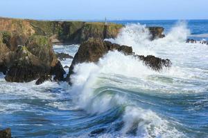 Meereswellen, die auf die Felsen schlagen 5 foto
